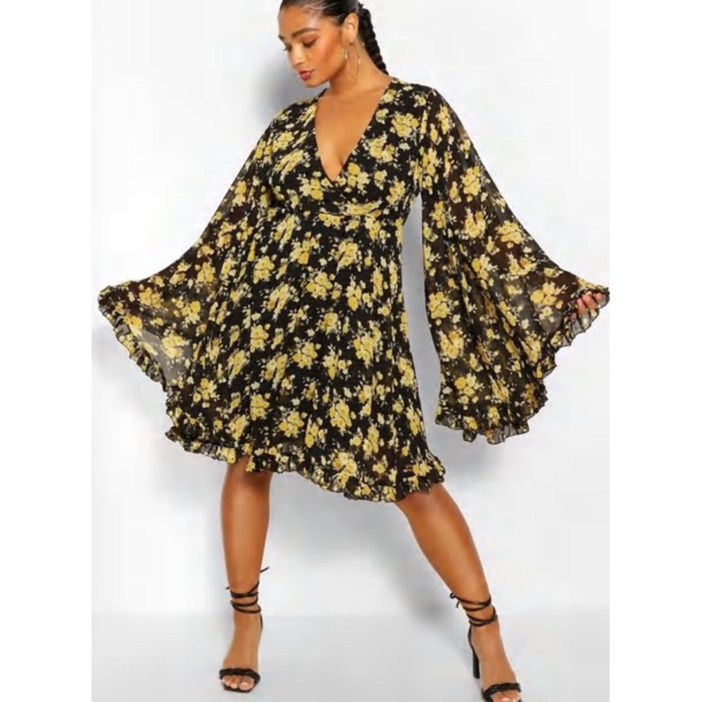 Boohoo NWT! Black Plus Floral Wide Sleeve Skater Dress Size 12